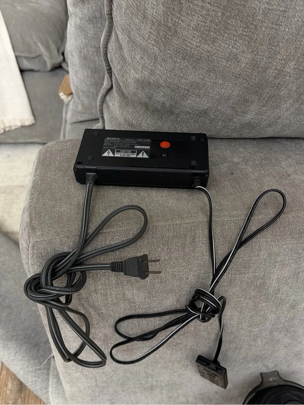 genuine sony AC-V35 power adaptor 7.5V 1.6A(VTR) 10V 1.3A(BATT)